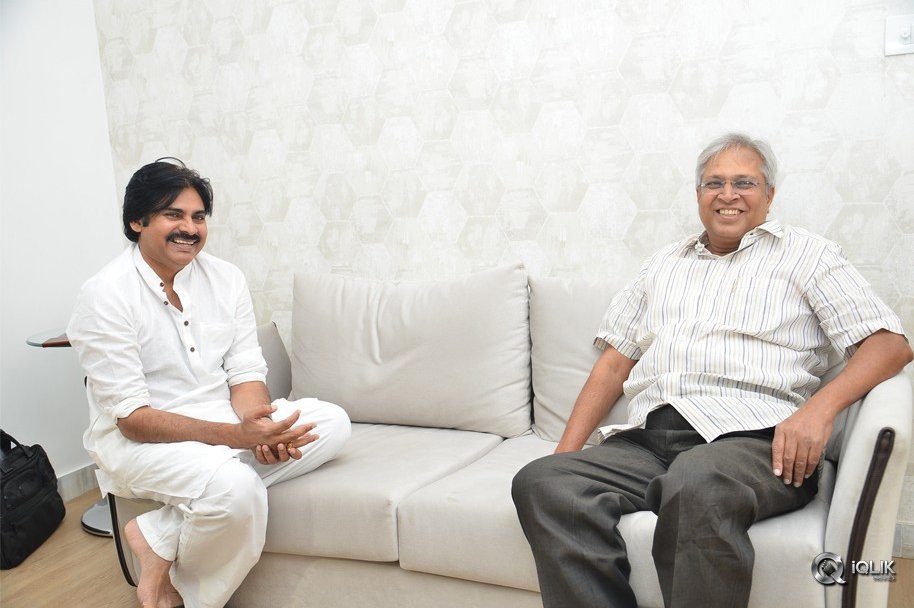 Pawan-Kalyan-Meeting-With-Sri-Undavalli-Arun-Kumar-stills
